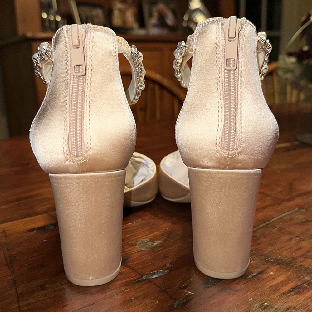 Jewel by Badgley Mischka bridal shoes. - Picture 3 of 7